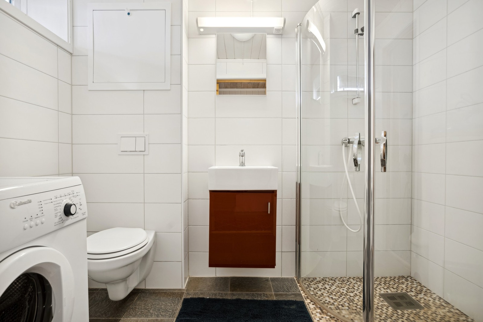 Et av to bad i kjeller Galleribilde