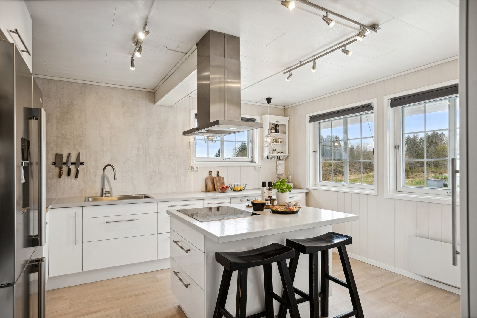 Innholdsrikt familiekjøkken som har rikelig med skap- og benkeplass Galleribilde