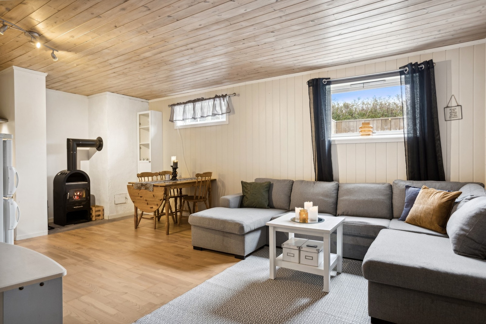 En av to stuer i kjeller Galleribilde