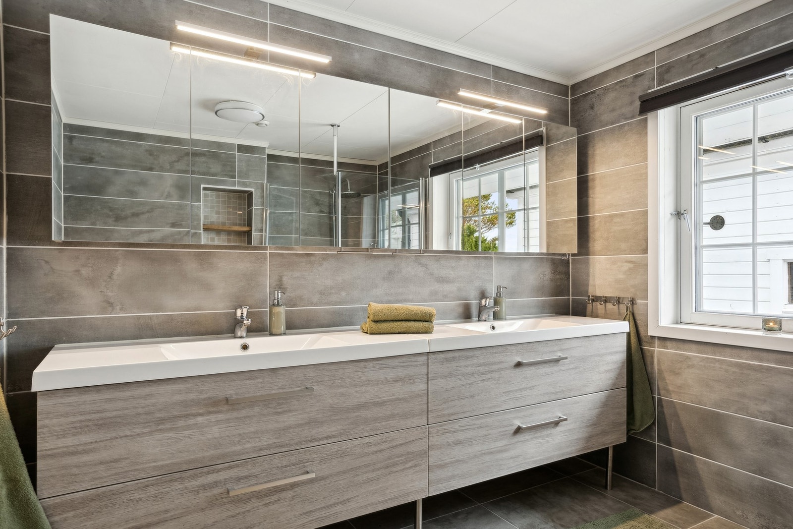 Lekkert bad i hovedetasjen som er på 7,5 kvm. Galleribilde