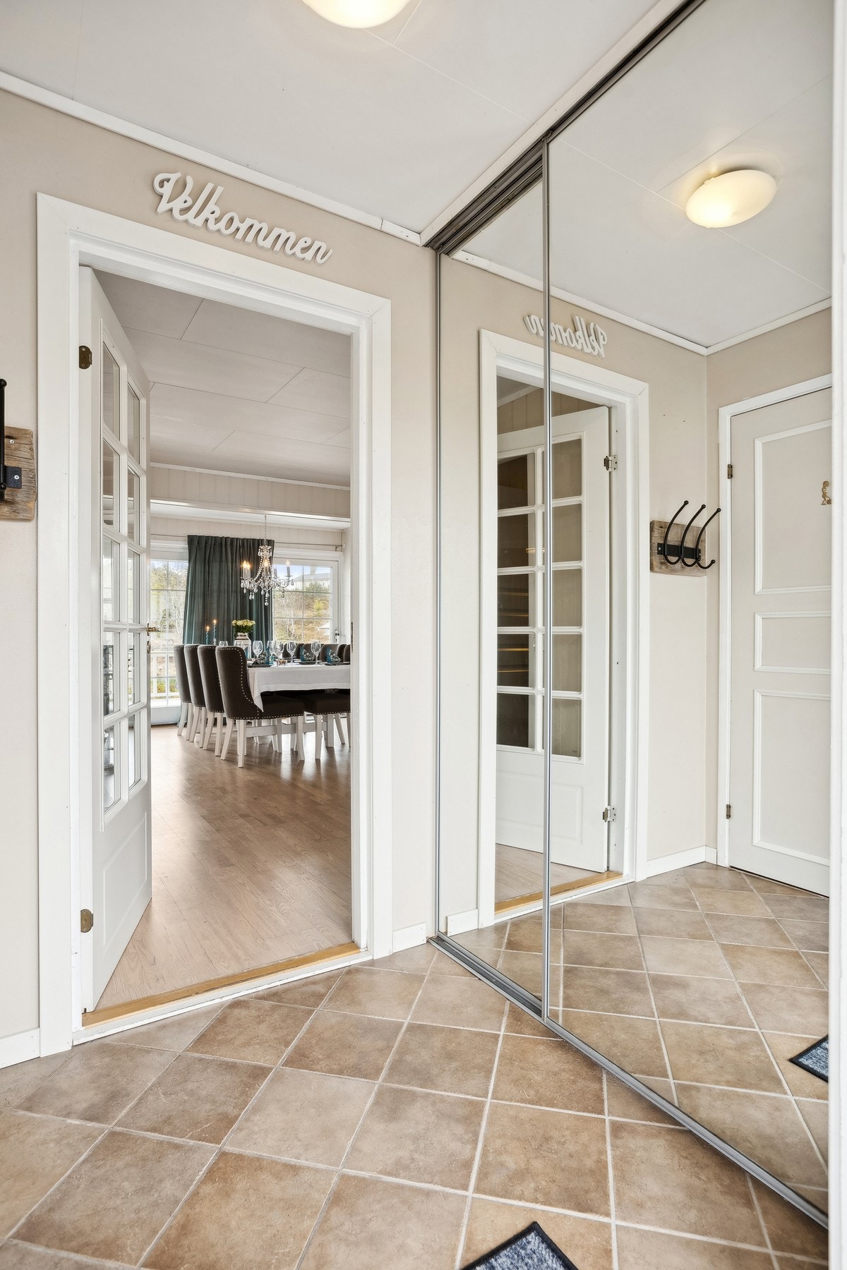 Entré/ vindfang med skyvedørsgarderobe og inngang til toalettrom Galleribilde