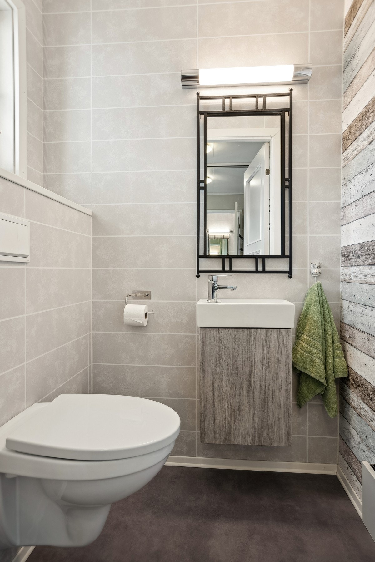 Praktisk toalettrom ved inngangspartiet Galleribilde