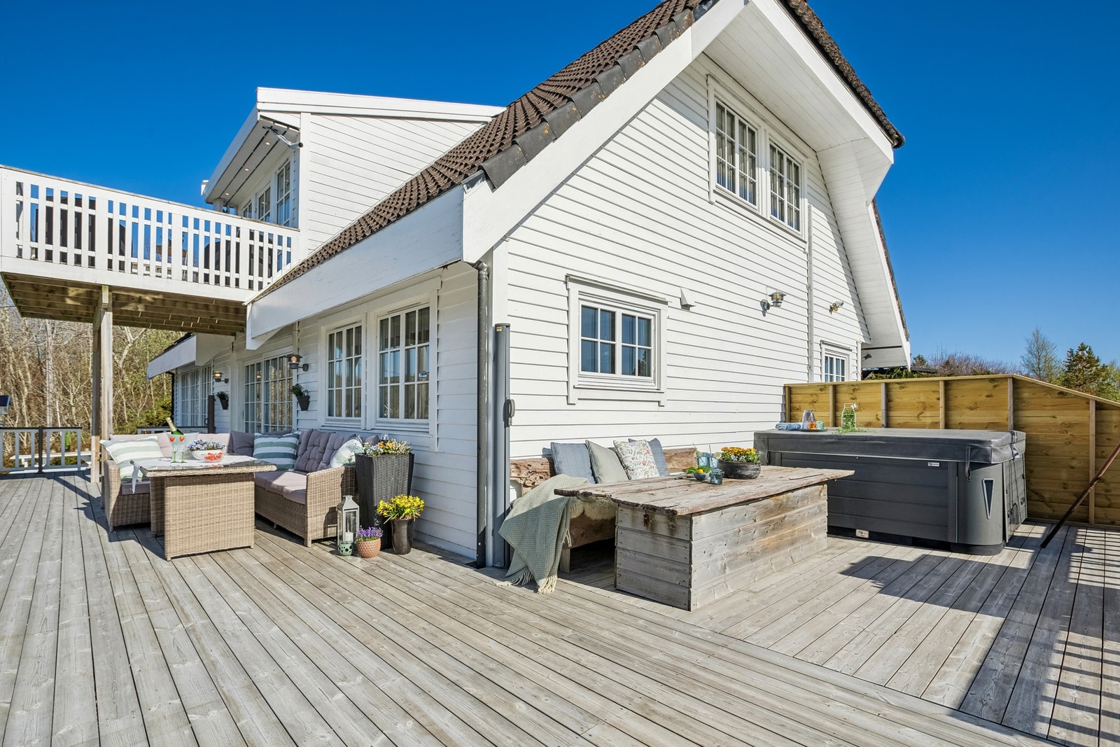 Meget romslig uteplass hvor man kan nyte lage sommerdager Galleribilde