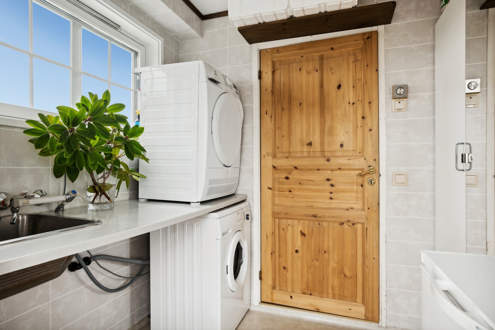 Praktisk vaskerom med egen inngang Galleribilde