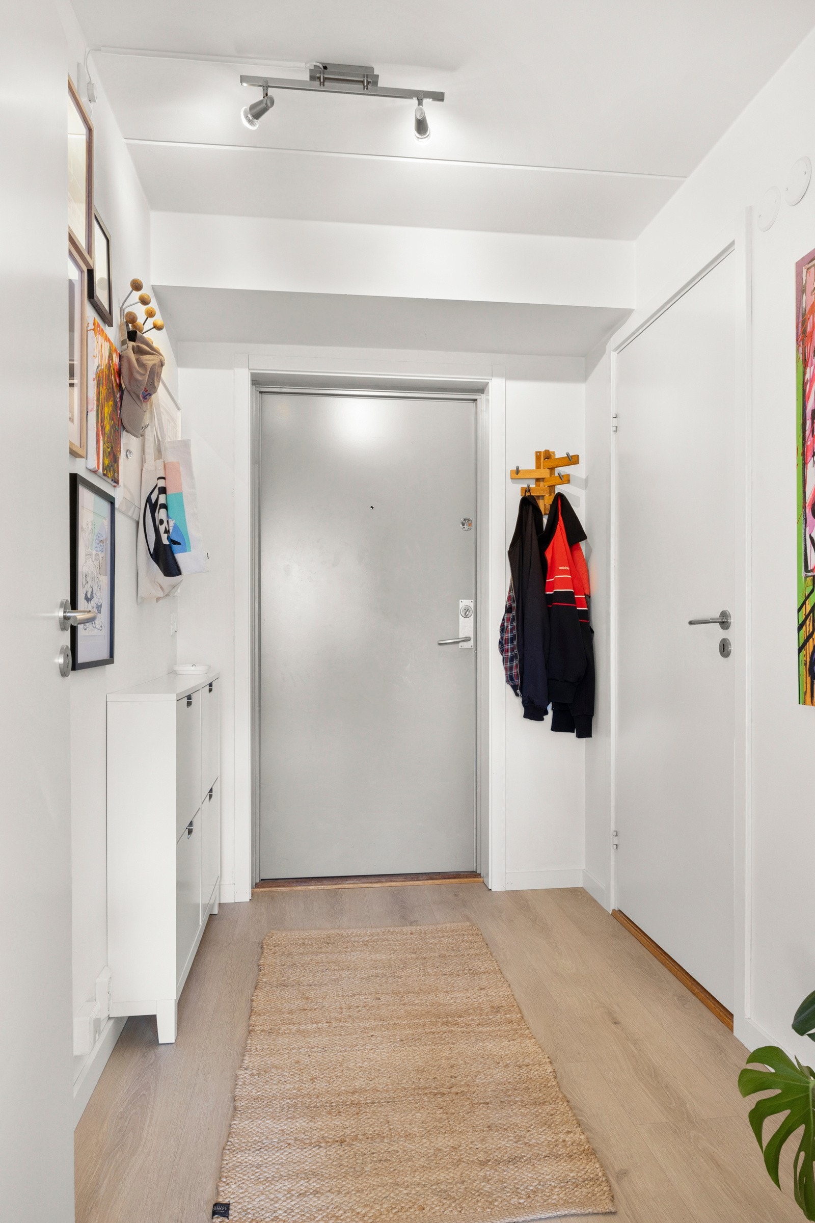 Entréen er lys og innbydende med god plass til å henge fra seg yttertøyet og sette fra seg yttersko Galleribilde