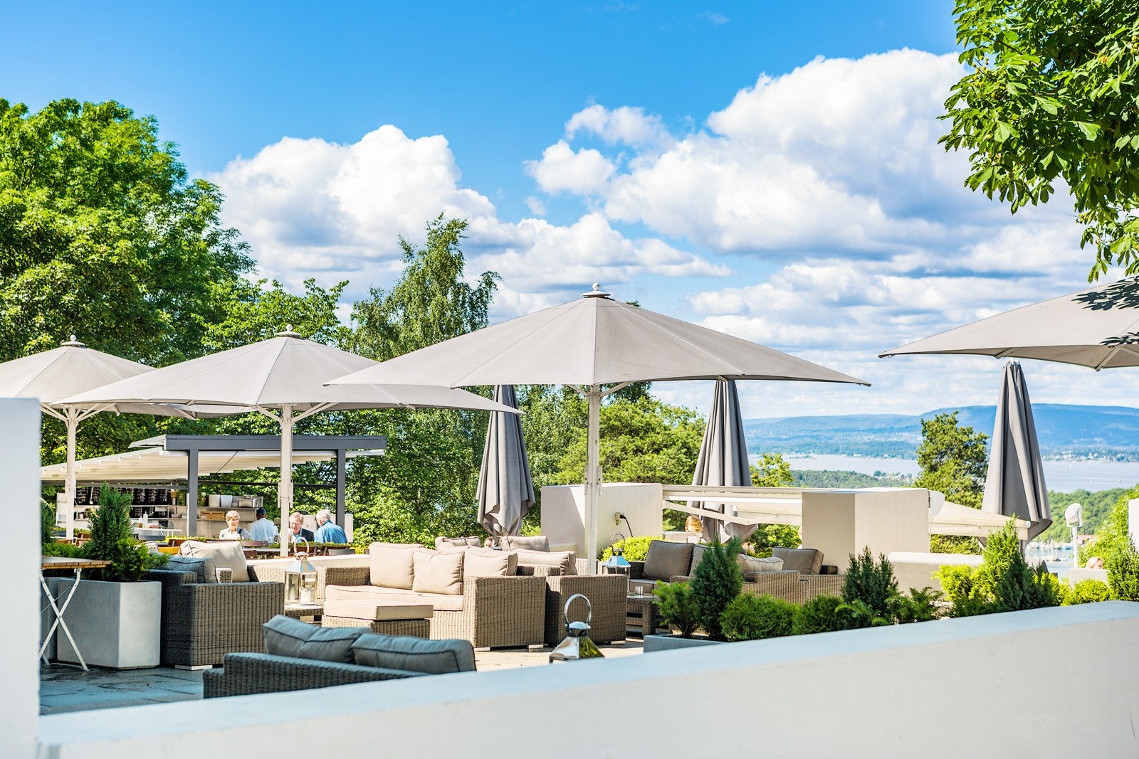 Nyt god mat og fantastisk utsikt over Oslo fra Ekebergrestauranten bare noen steinkast fra leiligheten Galleribilde
