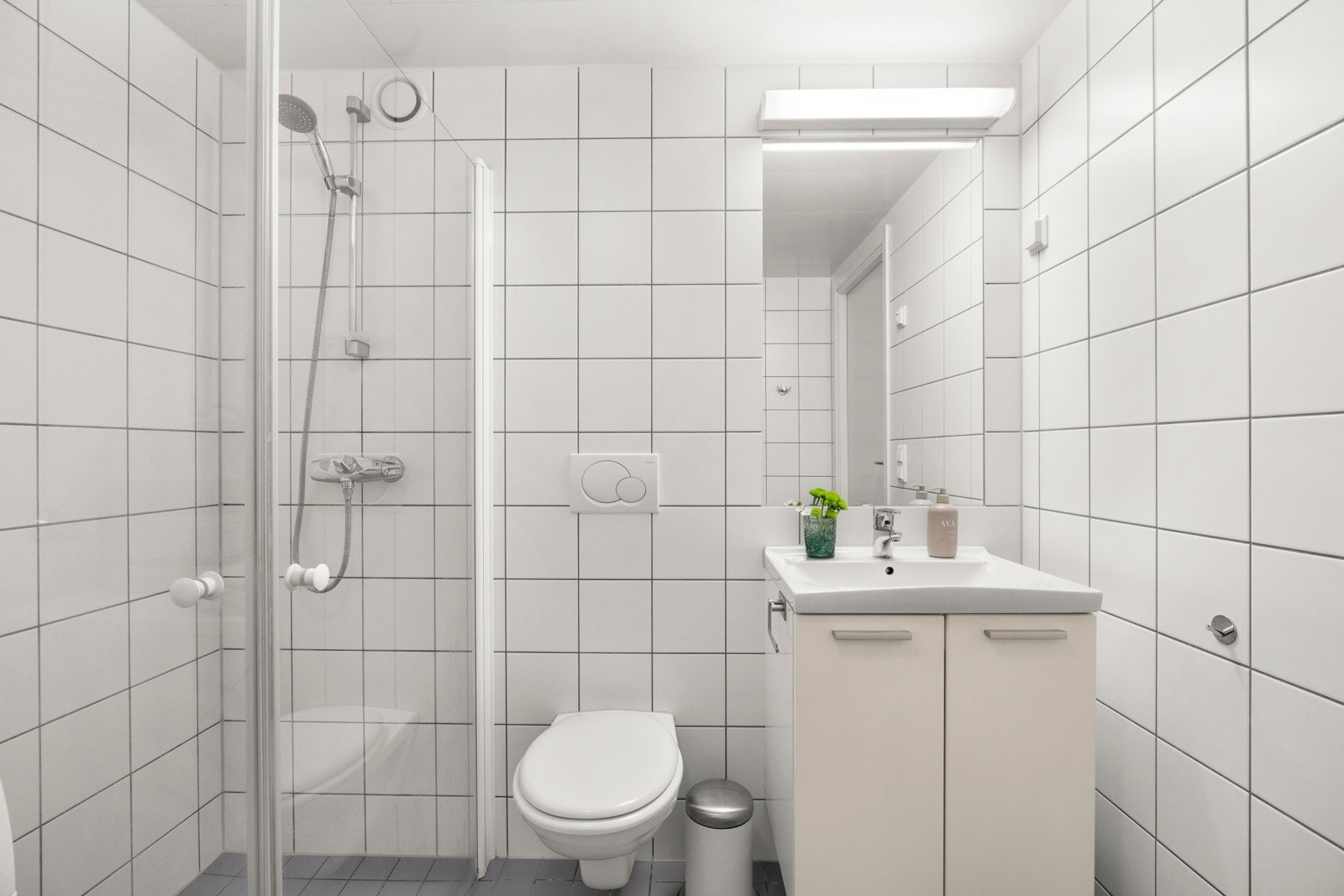 Pent flislagt bad med opplegg for vaskemaskin Galleribilde