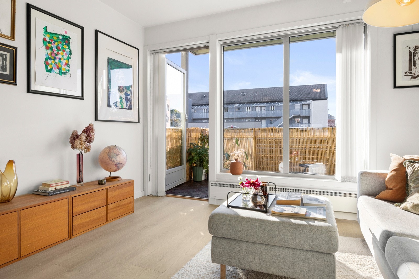 Stuen fremstår som lys og trivelig med utgang til en stor og solrik balkong Galleribilde