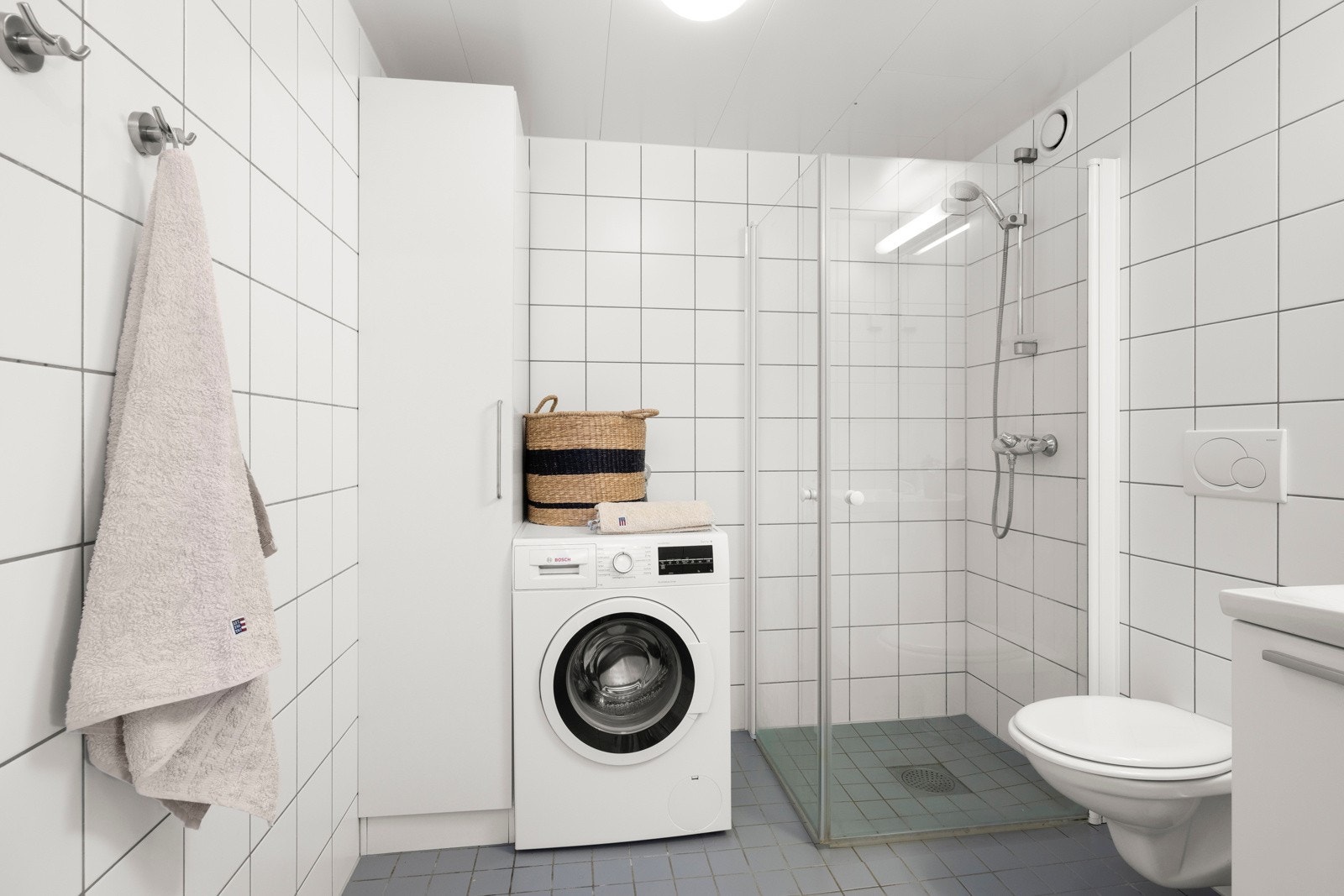 Romslig baderom med god plass til vaskemaskin Galleribilde