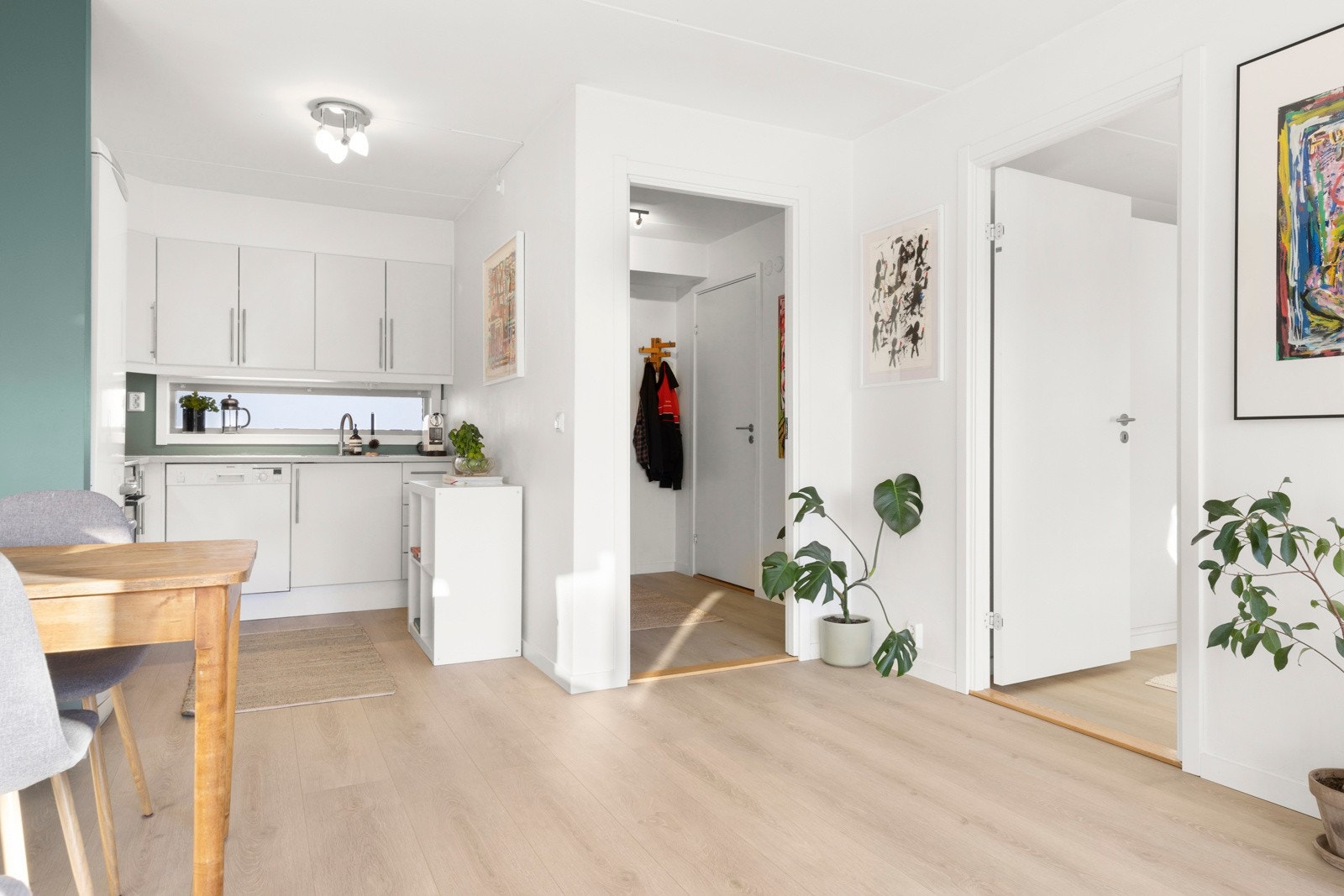 Det er åpen løsning mot stuen som gjør det sosialt og hyggelig med matlaging Galleribilde