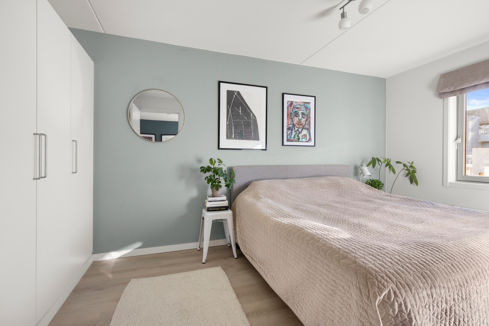På soverommet er det god plass til stor dobbeltseng og nattbord Galleribilde