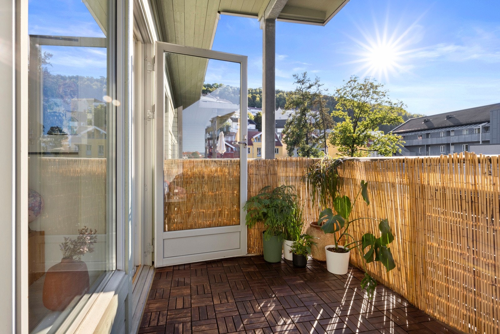 Fra stuen har du utgang til en vestvendt balkong på 7 m² med sol fra tidlig ettermiddag til ca 21 på sommeren Galleribilde