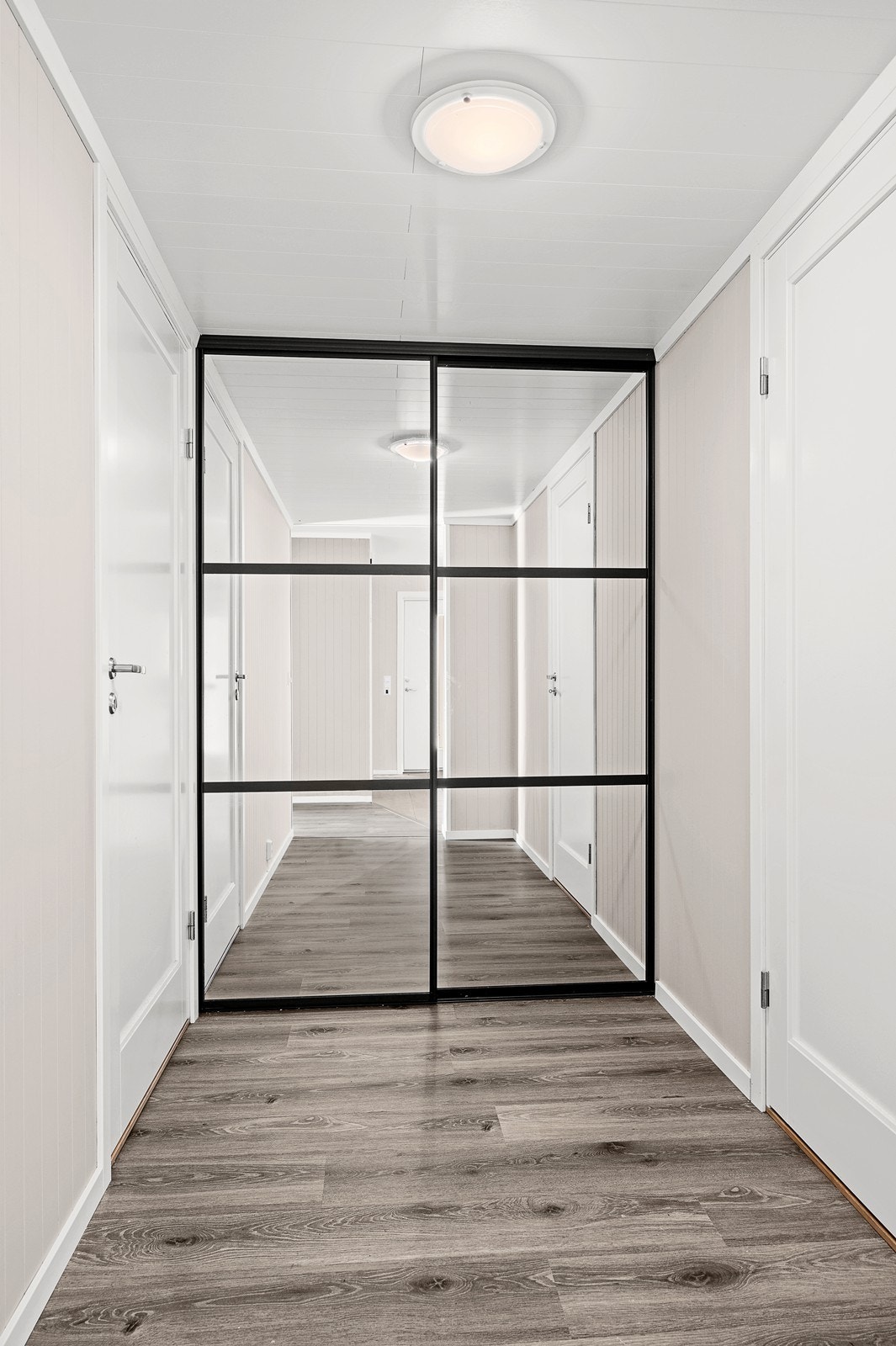 I gangen mot bad og bod er det skyvedørsgarderobe Galleribilde