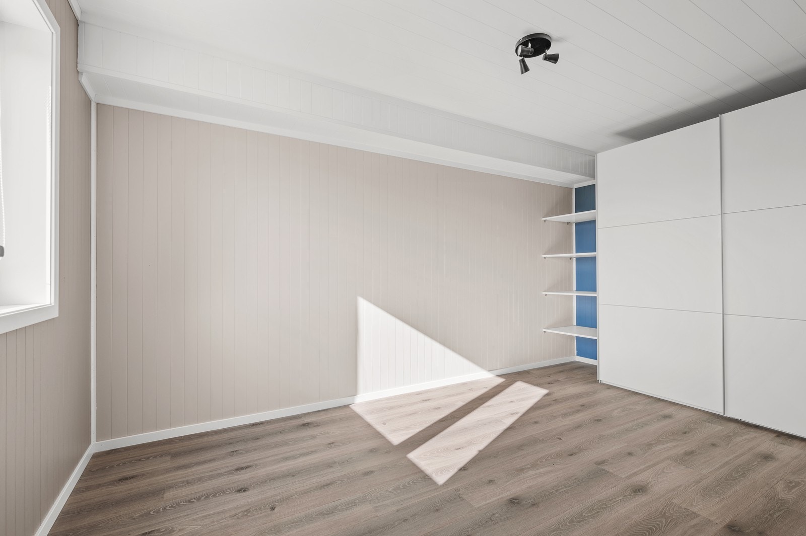 Skyvedørsgarderobe på soverom 1 Galleribilde