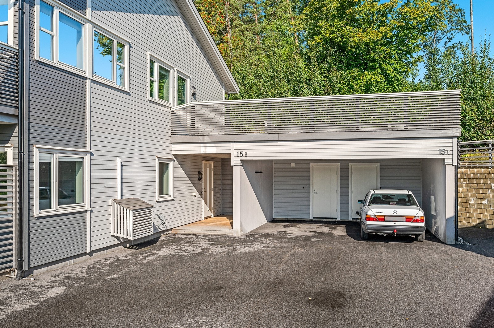 Carporten og boden til venstre følger med boligen Galleribilde