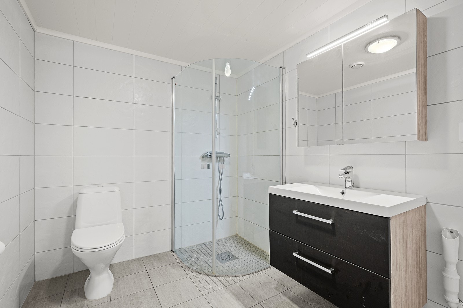 Pent, helfliset bad med gulvvarme og opplegg til vaskemaskin Galleribilde