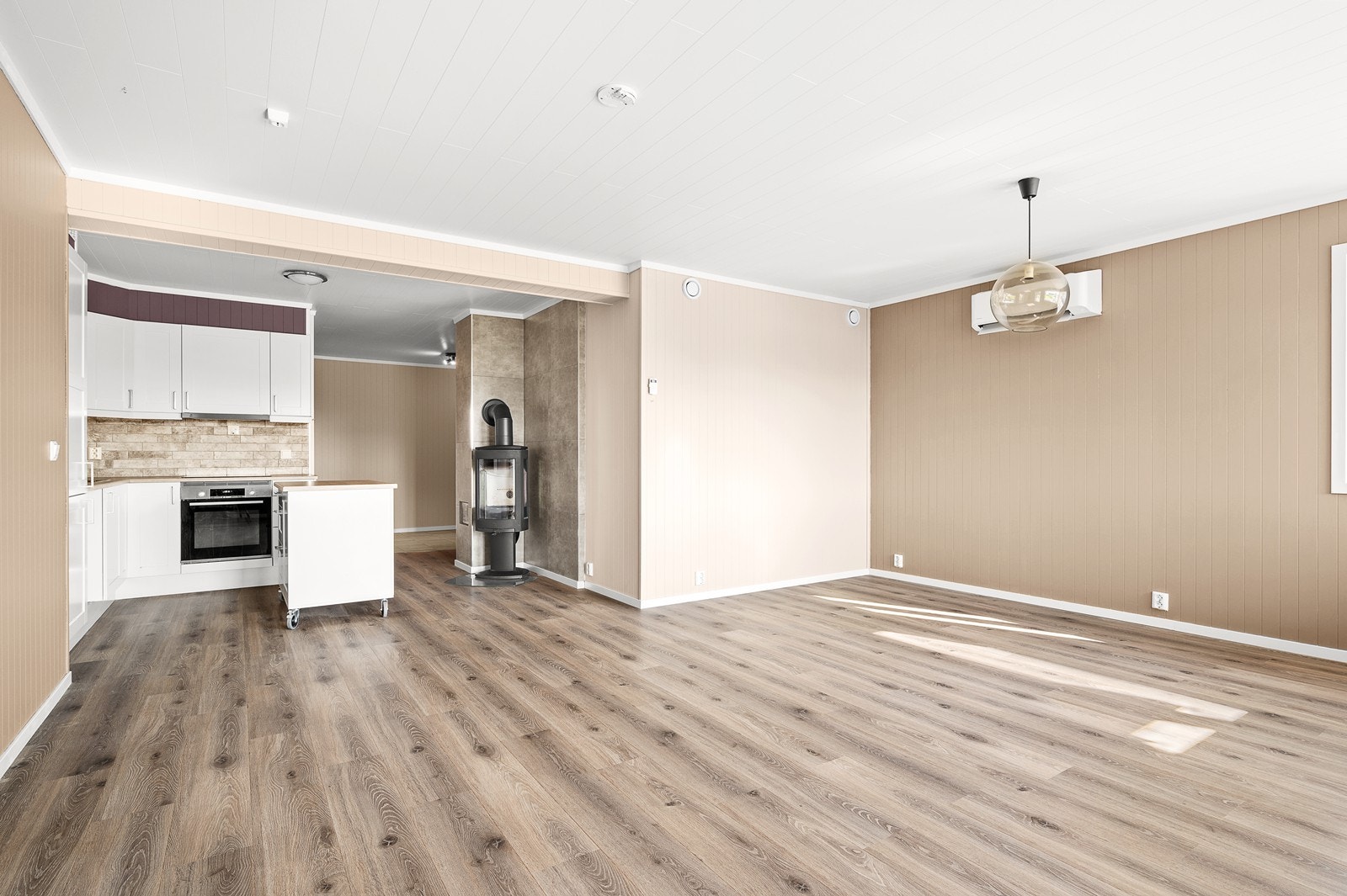 Stue og kjøkken i åpen løsning Galleribilde