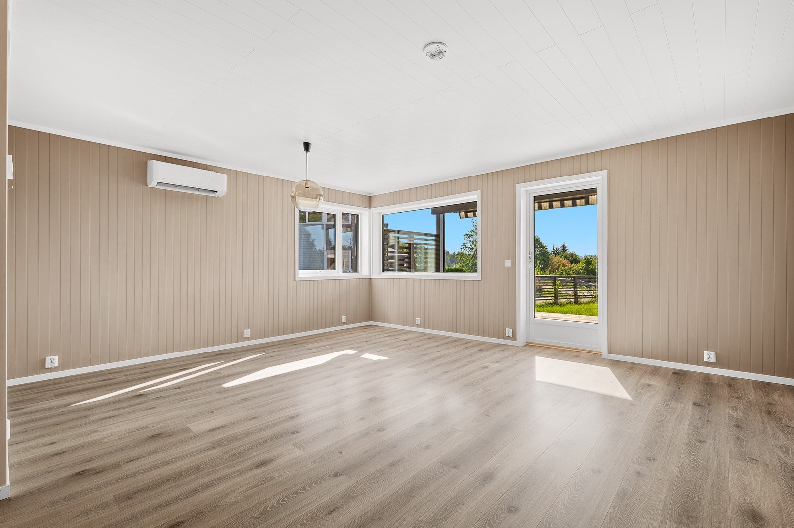 Leiligheten er lys og moderne med peisovn og varmepumpe Galleribilde