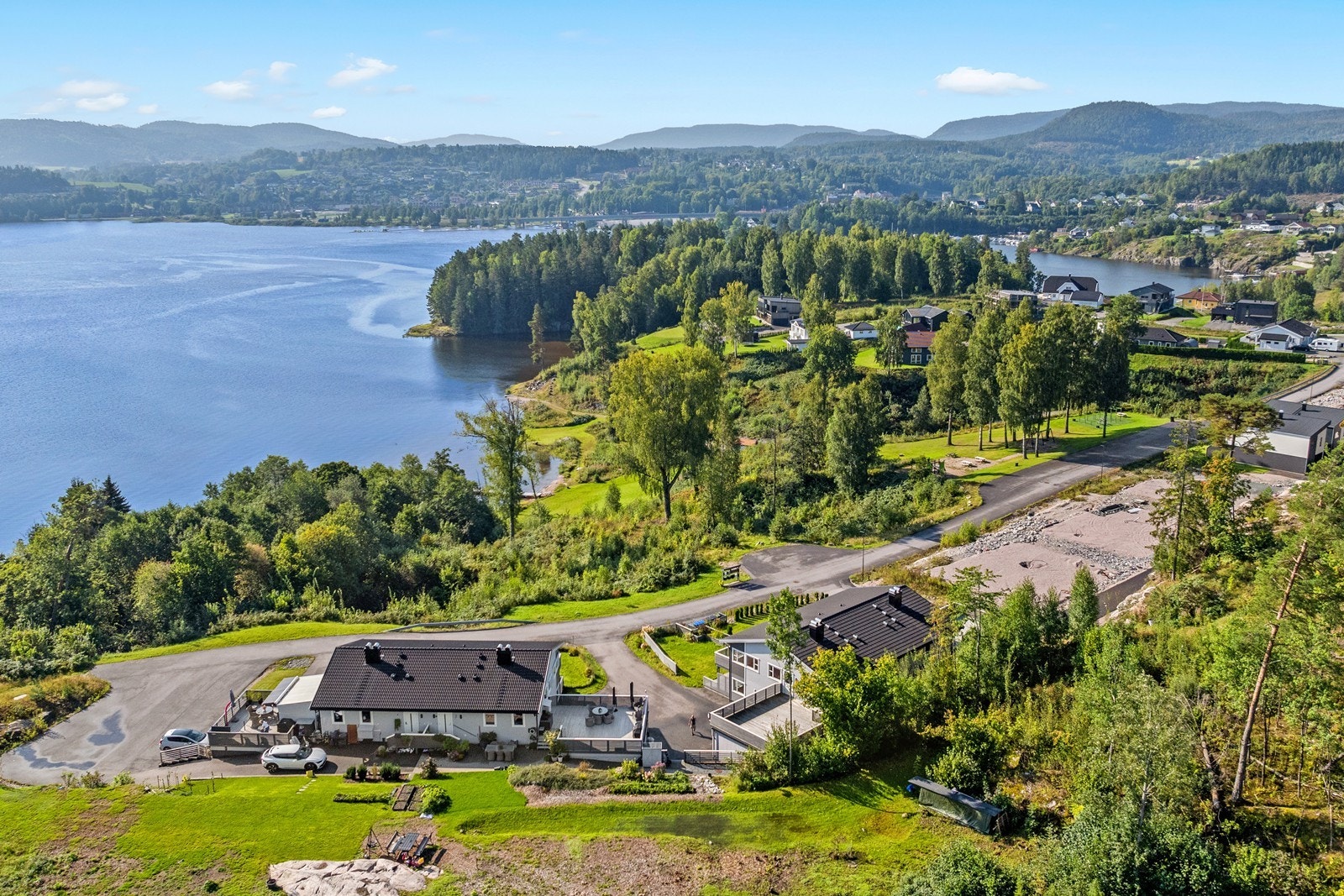 Barnevennlig område med store grøntarealer, lekeplass og mer i nærområdet Galleribilde