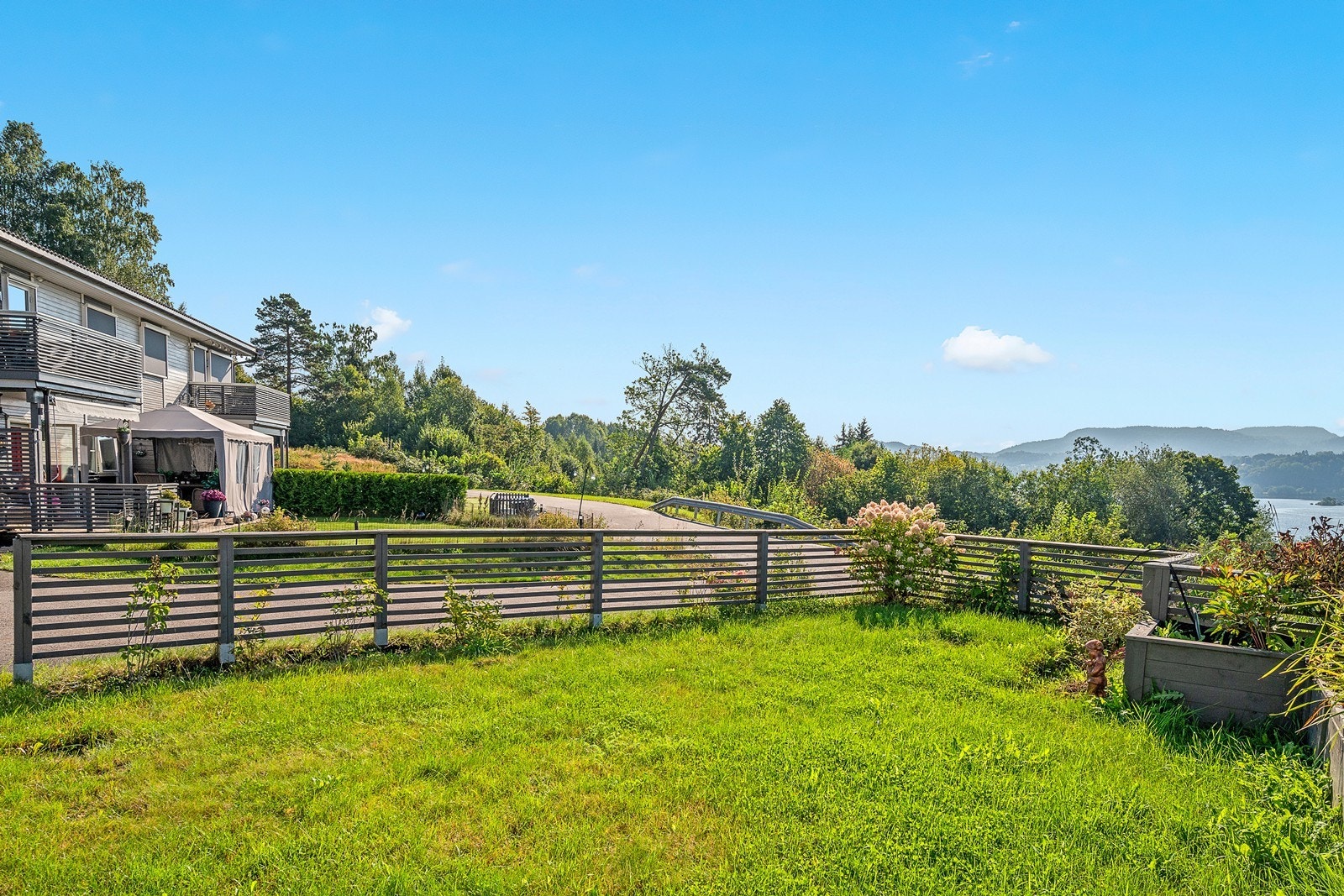 Fin inngjerdet hage med utsikt Galleribilde