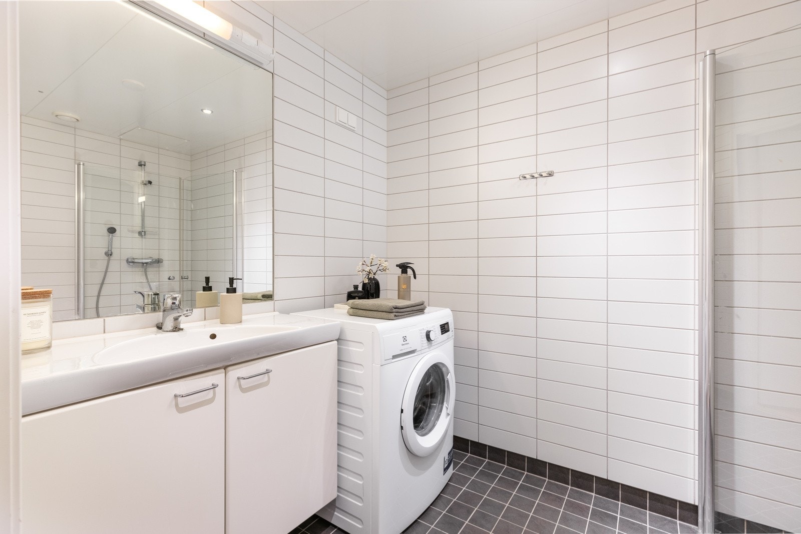 Badet er av god størrelse og har opplegg for vaskemaskin. Galleribilde