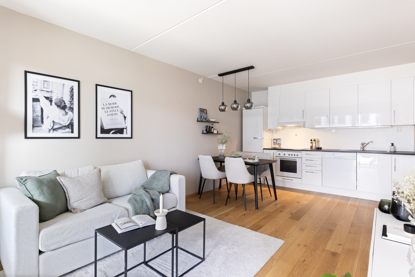 I stuen er det god plass til både sittegruppe og spisebord. Galleribilde