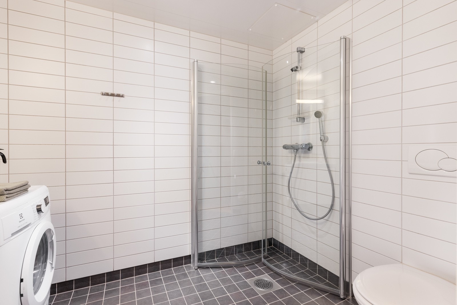 Badet har dusjløsning med svingbare dusjdører. Galleribilde