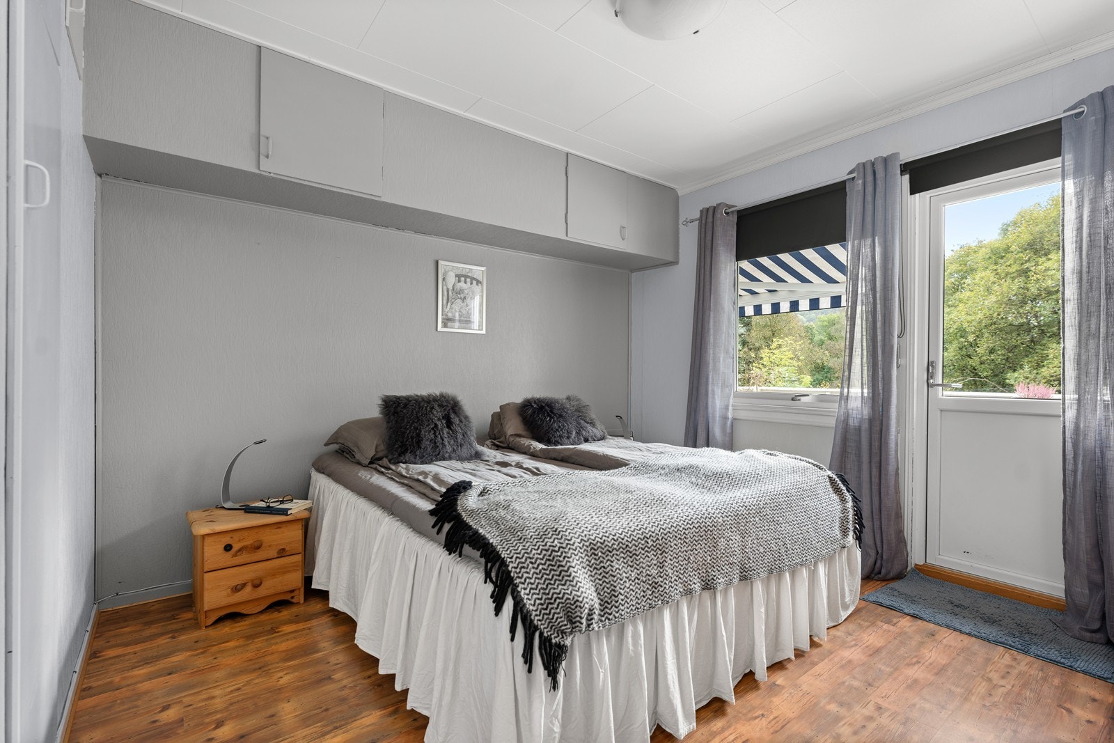 Stort hovedsoverom med utgang til veranda. Galleribilde