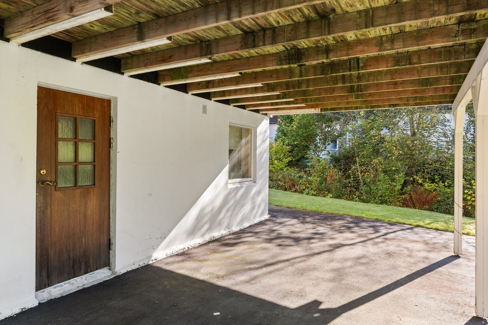 Egen inngang til underetasjen som er delvis uinnredet. Galleribilde