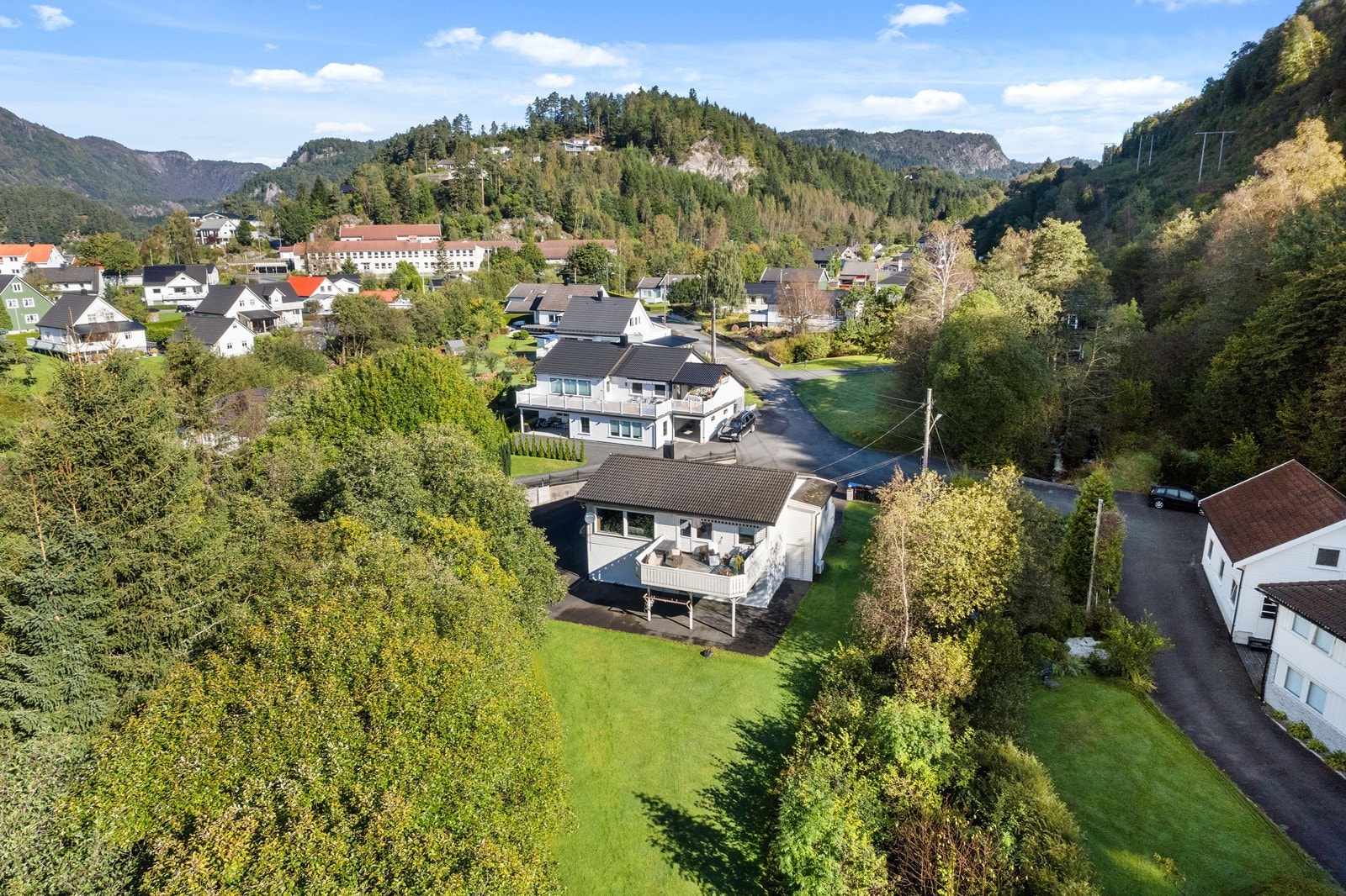 Eiendommen er selveier med to gårds og bruksnummer. Galleribilde