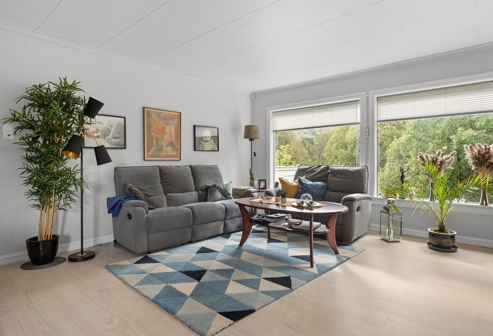 Stuen har god størrelse med store vindusflater. Galleribilde