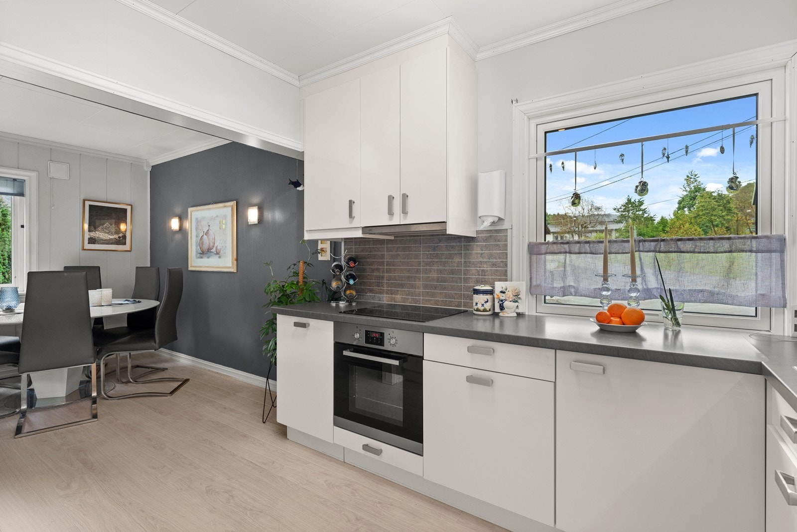 Åpent mellom spisestue og kjøkken. Galleribilde