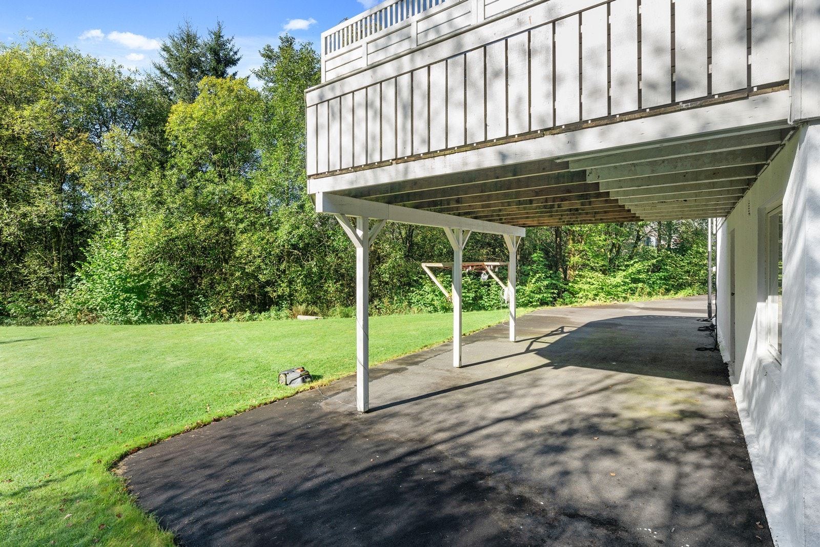 Carport under veranda. Galleribilde