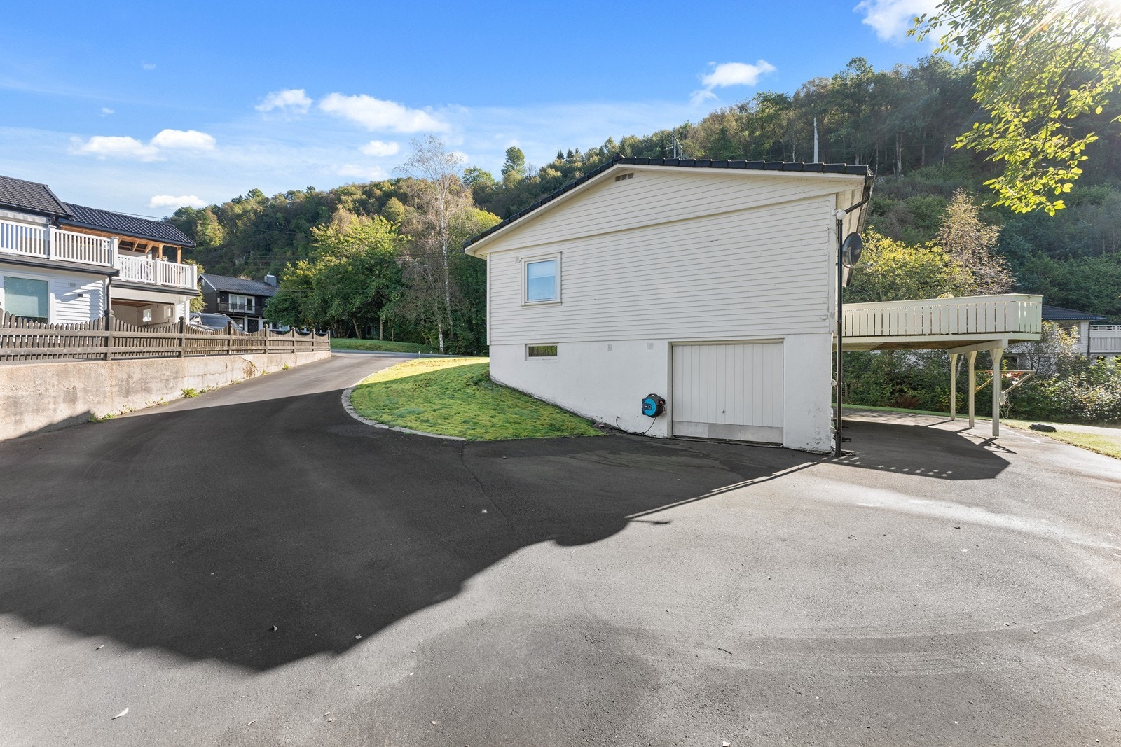 Asfaltert innkjørsel og gårdsrom. Integrert garasje i boligen. Galleribilde