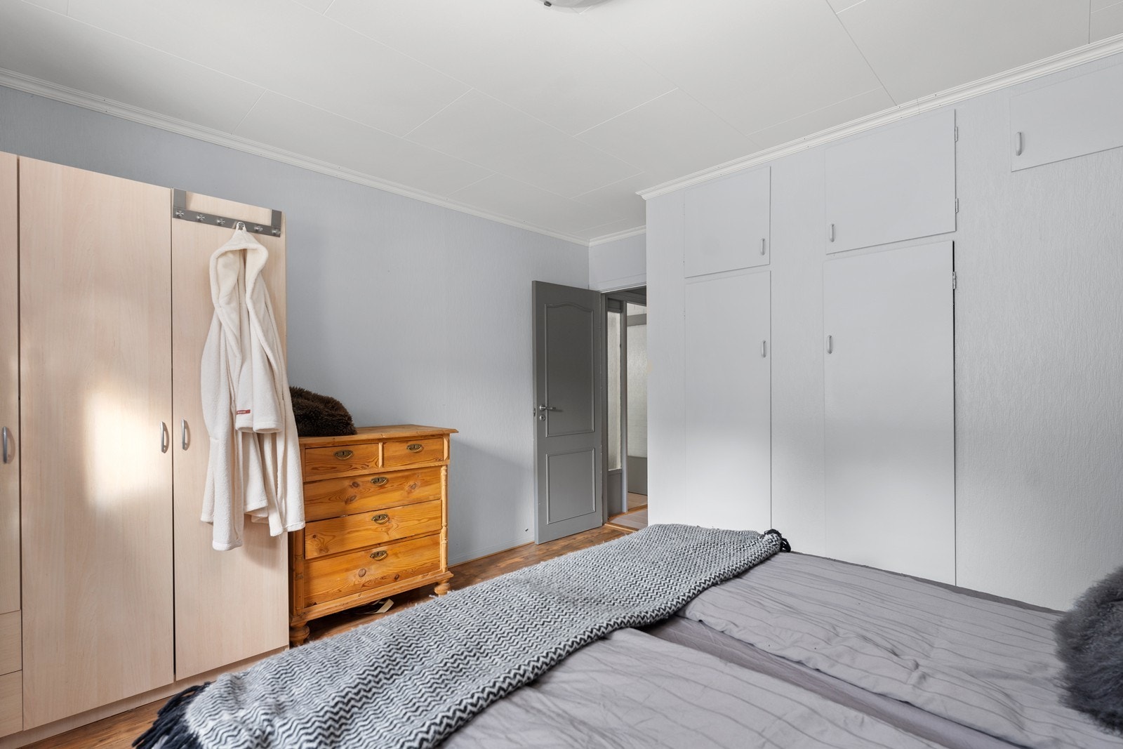 Godt med skapplass på soverommet. Galleribilde