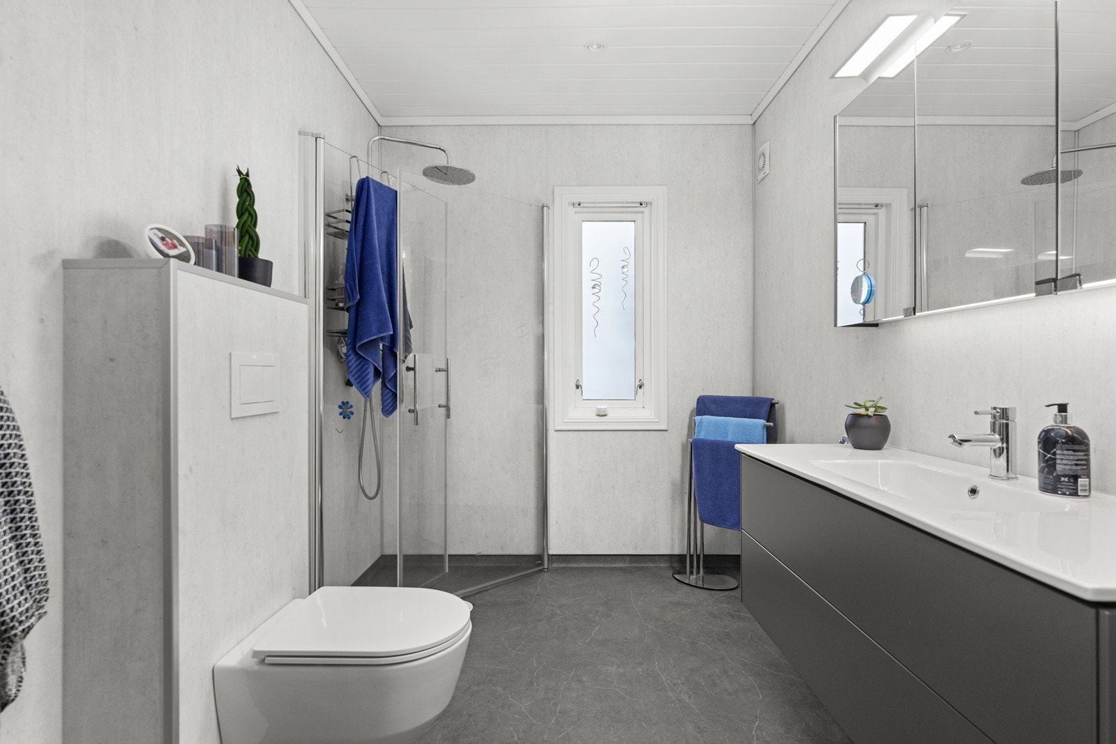 Baderomsplater på vegger og belegg med varmekabler på gulv. Galleribilde