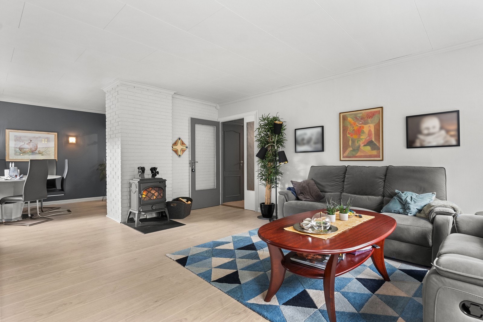 God plass for sittegruppe og spisestue. Galleribilde