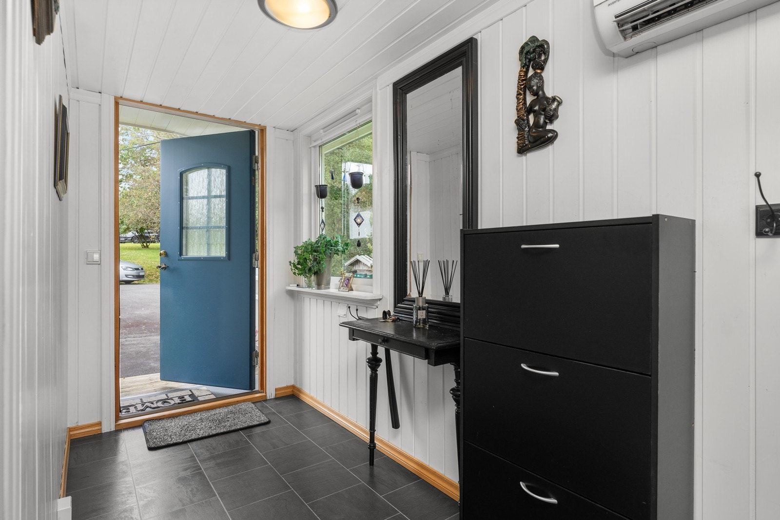 Inngangsparti som ble påbygd i 2007. Her er varmepumpe sentralt plassert. Galleribilde