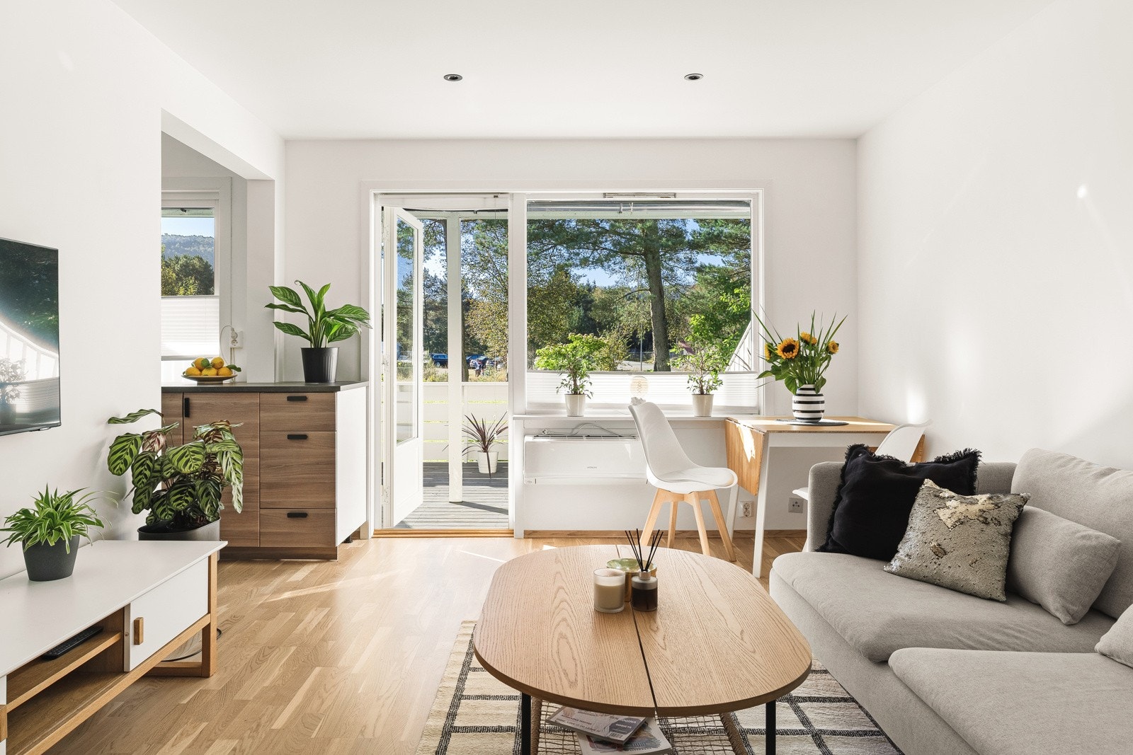 Fra stuen er det utgang til en romslig terrasse, perfekt for avslapning og utendørs måltider, som gir deg muligheten til å nyte lune sommerkvelder utendørs. Galleribilde