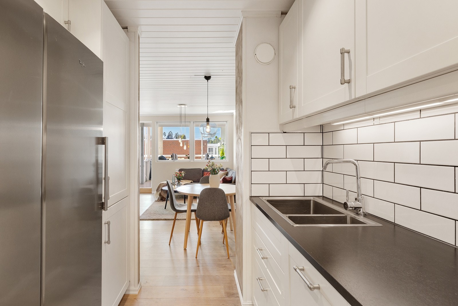 Kjøkkenet er i delvis åpen løsning med stuen. Galleribilde