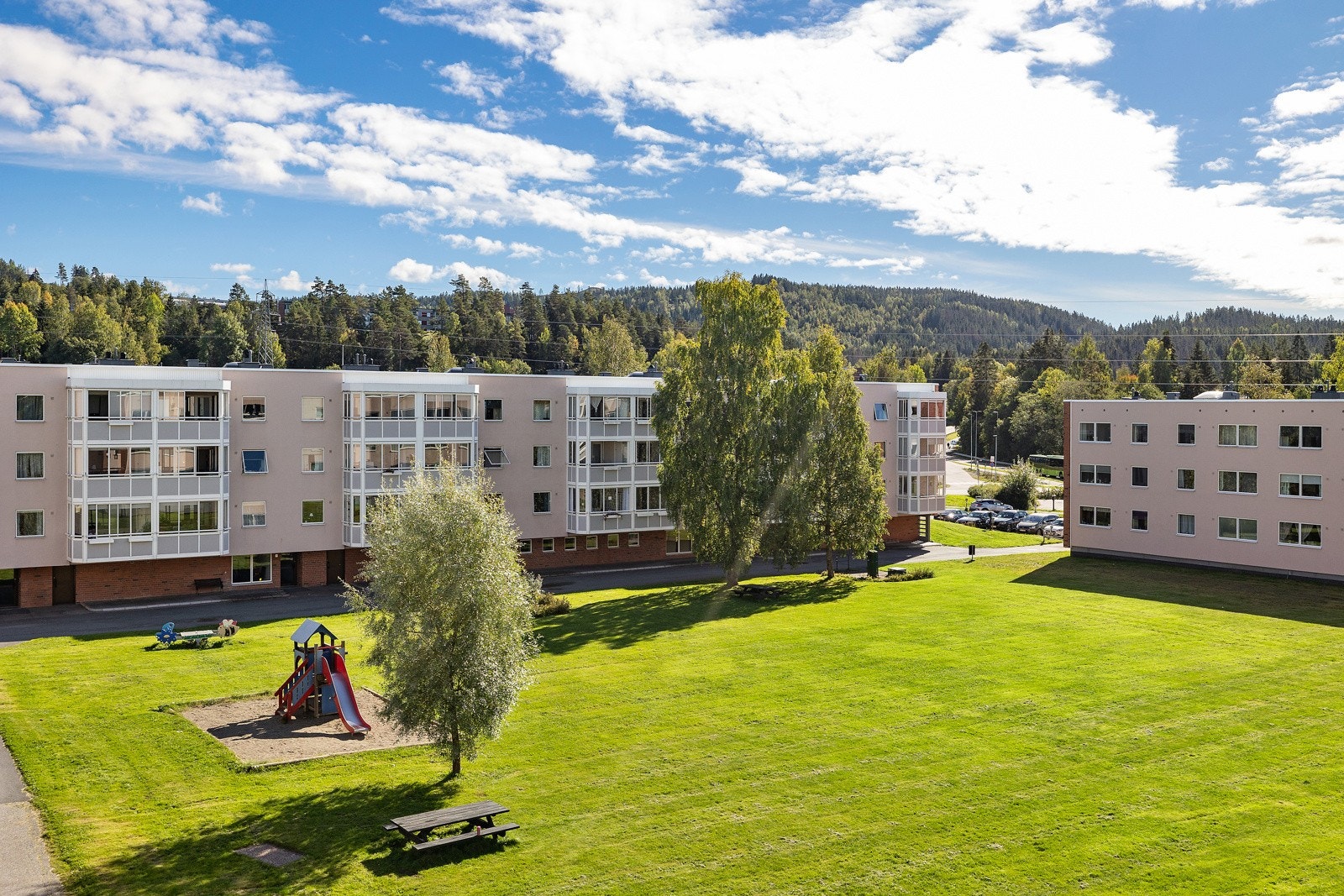 Fra balkongen har man fint utsyn mot store, grønne fellesområder. Galleribilde