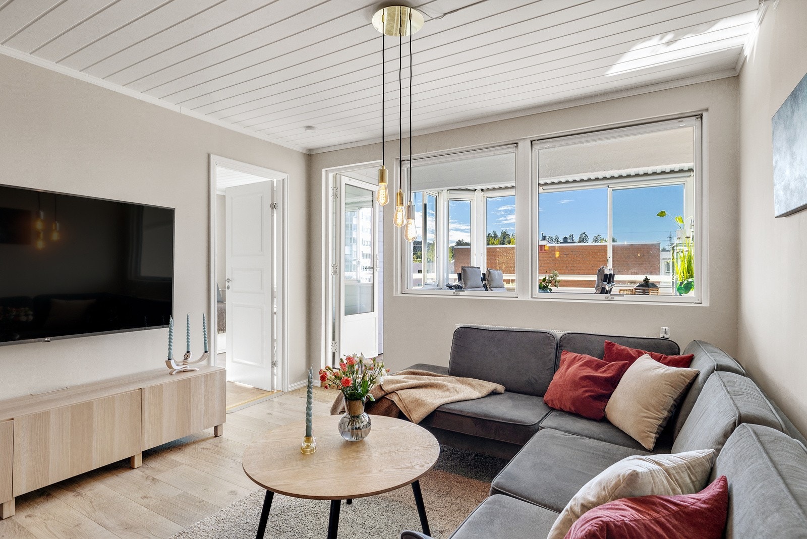 Det er god plass til sofagruppe og medievegg. Galleribilde