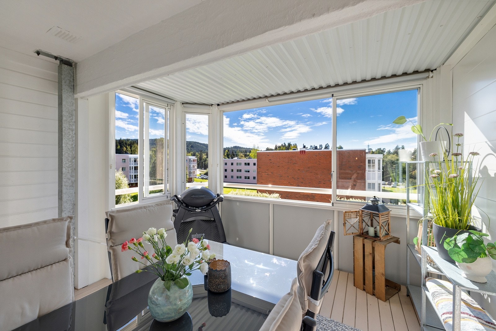 En romslig og moderne 4-roms med p-plass og innglasset balkong. Galleribilde