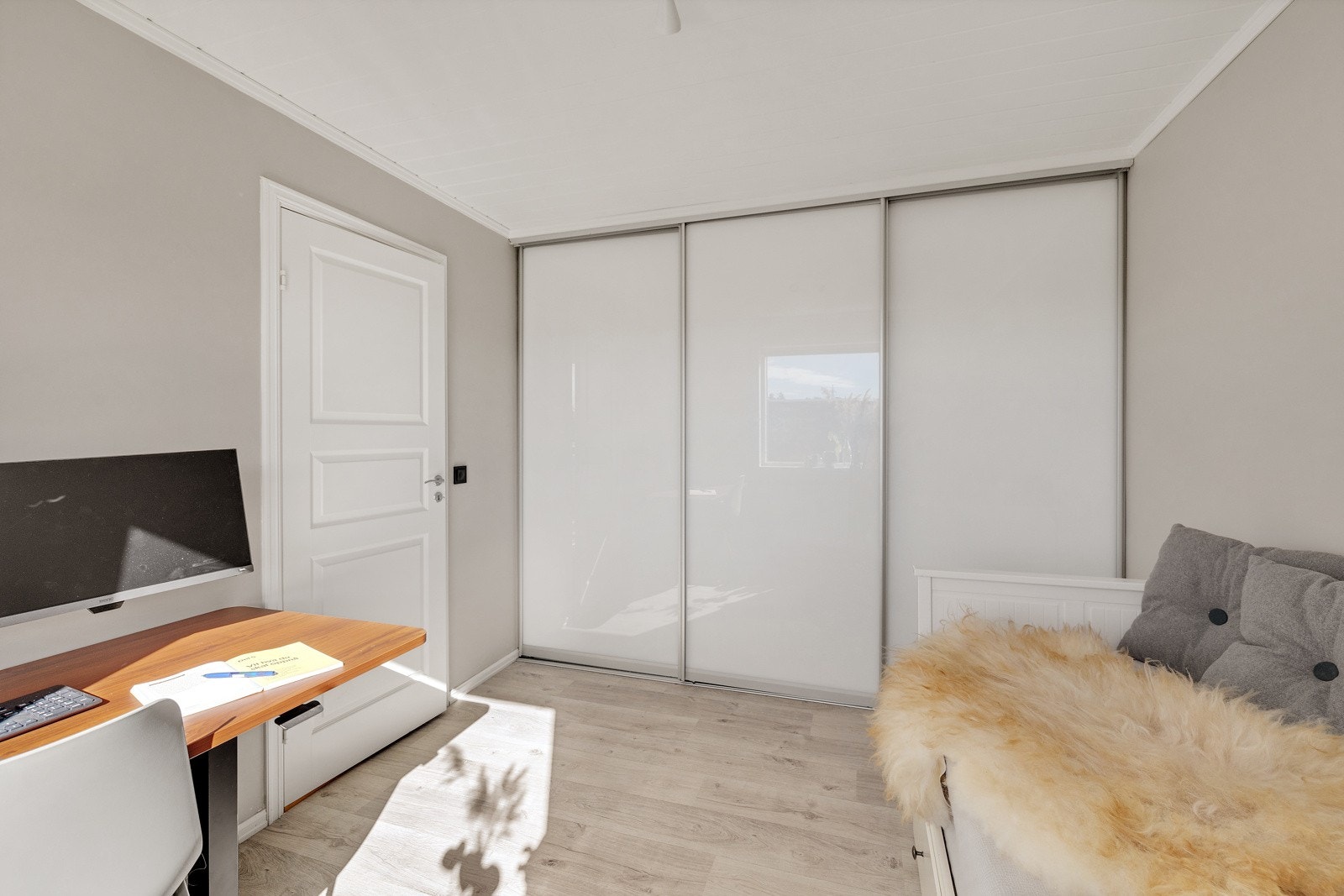 I tilknytning til stuen finner man et romslig soverom/kontorrom med tilhørende skyvedørsgarderobe. Galleribilde