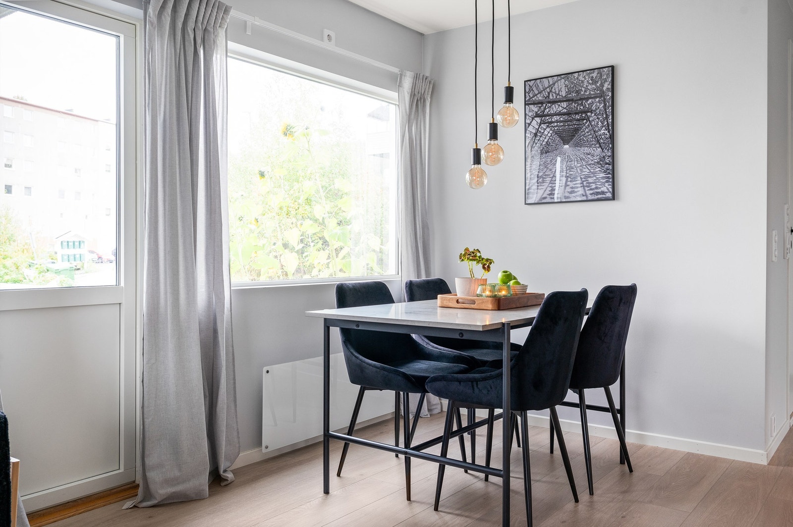 Her er det god plass til både sofagruppe, salongbord, tv-seksjon og spisebord. Et sosialt og hyggelig rom med plass til å invitere venner og familie til hyggelige sammenkomster. Galleribilde
