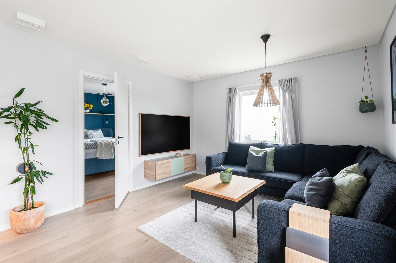 Leiligheten byr på en lys og romslig stue med store vindusflater som slipper inn rikelig med lys og luft, samt fin utsikt. Galleribilde