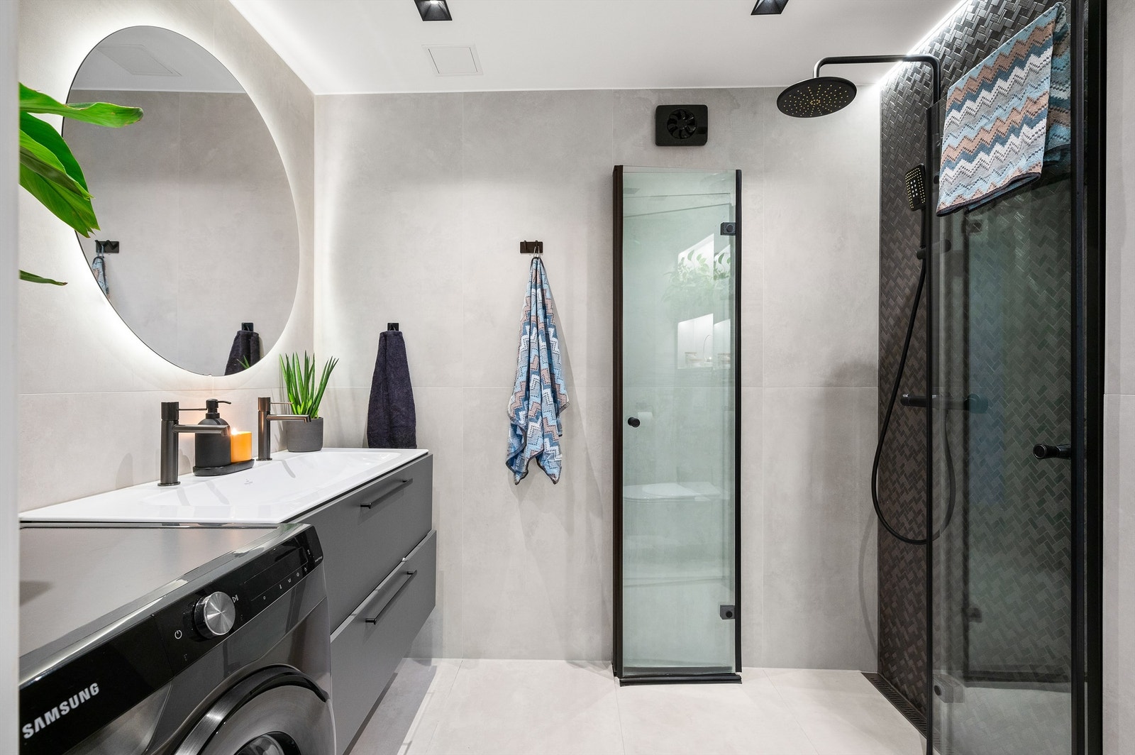 Delikat og lekkert flislagt bad med varme i gulv og downlights i himlingen. Badet ble oppusset i 2022. Galleribilde