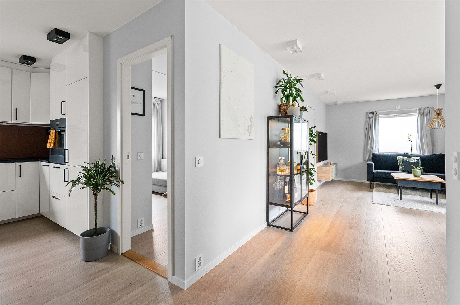 Velkommen inn! Innbydende entré som er med på å gi et godt førsteinntrykk av leiligheten. I entréen er det god plass til å henge fra seg yttertøy og sette fra seg sko. Adkomst til bod som sørger for god oppbevaringsplass til alt man ønsker å "gjemme unna" Galleribilde