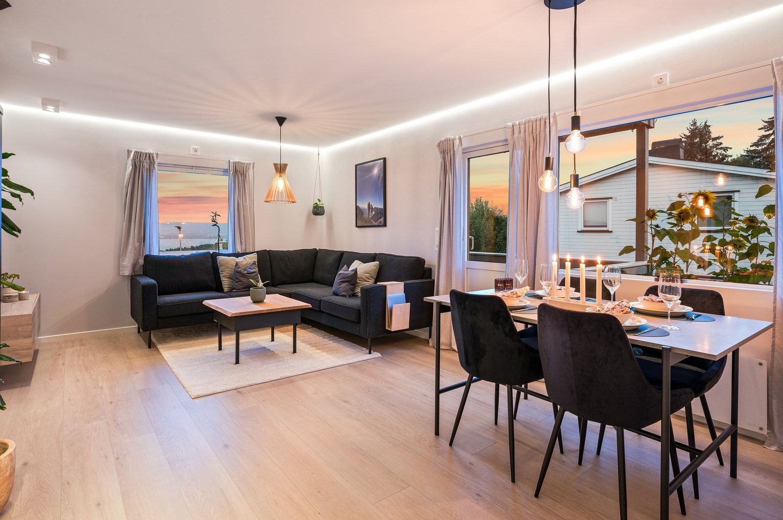 Leiligheten har en god planløsning med stor og innbydende stue med utgang til solrik terrasse med trapp ned til felles hage. Leiligheten ble totaloppusset i 2022 og fremstår med god standard. Galleribilde