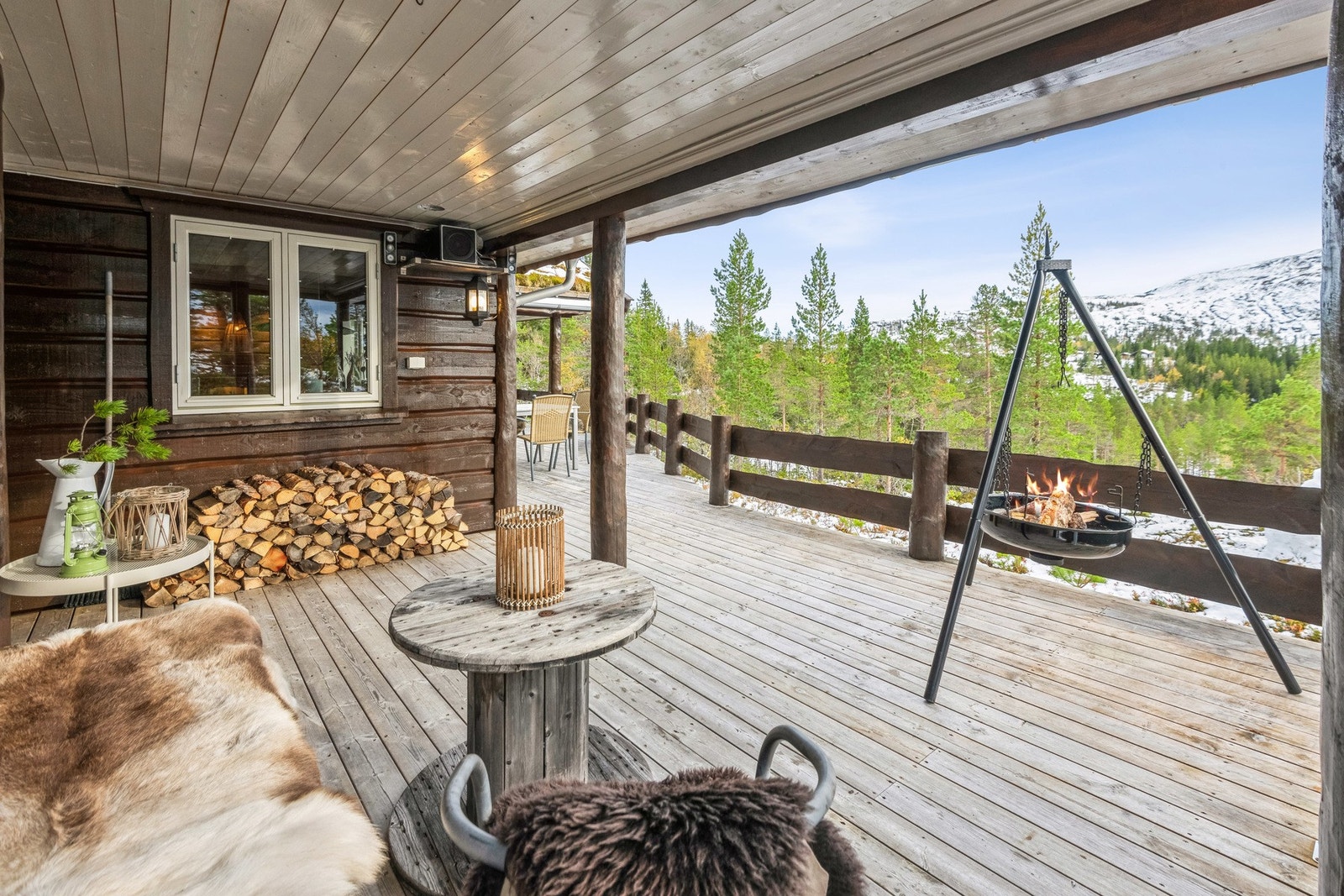 Stor og romslig terrasse som delvis er takoverbygget. Galleribilde